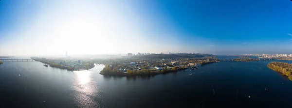 Vista aérea de un hermoso paisaje otoñal en Kiev sobre el río Dniéper —  Fotos de Stock