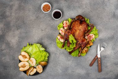 Elma ve otlu kızarmış ördek ve şenlikli bir yemek. Noel sembolik yemekleri. Üst Manzara. Metin için alanı kopyala.