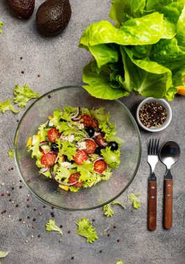 Taze sebzeli salata, zeytin, domates, soğan, Yunan peyniri, peynir ve zeytinyağı. Üst görünüm.