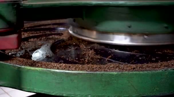 Die Arbeit einer industriellen Maschine zum Mahlen von Teeblättern — Stockvideo