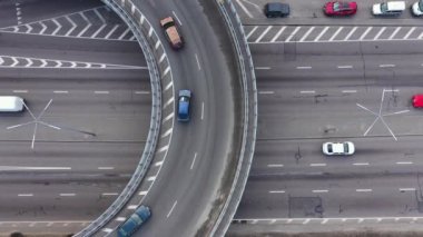 Köprüdeki şehir trafiğinin hava görüntüsü