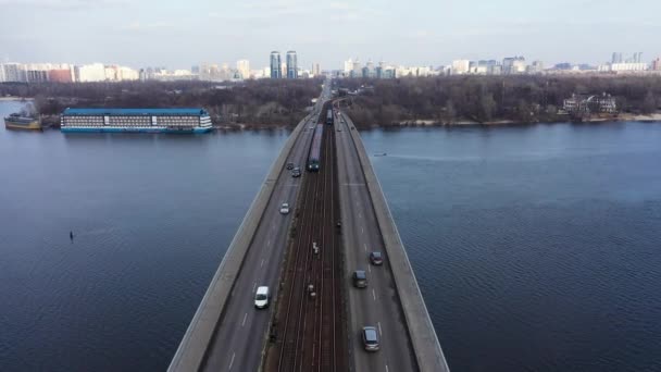 Вид с воздуха на поезд метро в движении на мосту метро. Вид на левый берег Киева — стоковое видео