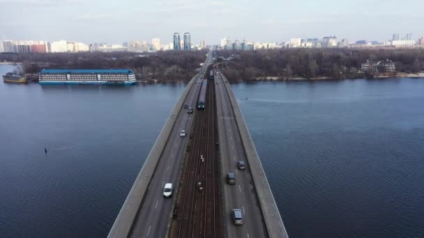 Повітряний вид поїзда метро в русі на метрополітені. Вид на Лівий берег Києва — стокове відео