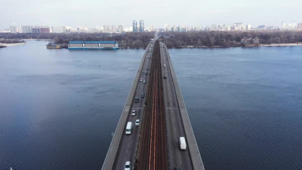 Вид с воздуха на мост метро в Киеве, Украина — стоковое видео