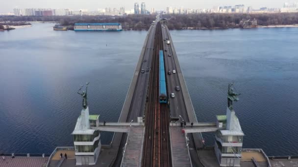 Luchtfoto van de metro in beweging bij de Metro Bridge — Stockvideo