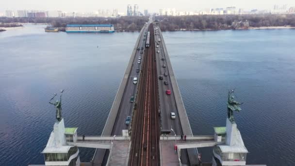 U-Bahn fährt auf Brückengleisen. Luftaufnahme Autoverkehr auf Autobahnbrücke — Stockvideo