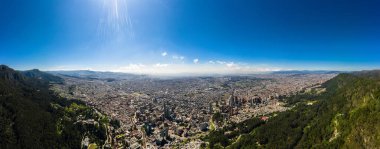 Öğleden sonra Bogota şehrinin panoramik görüntüsü..