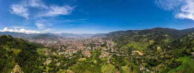 Kolombiya 'nın Medellin şehrinin havadan panoramik görüntüsü