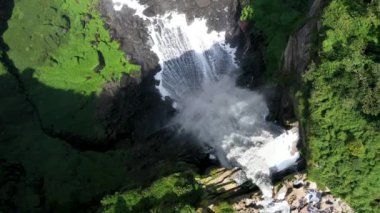Güney Amerika, Kolombiya 'daki El Salto de Tequendama şelalesinin hava manzarası. Üst görünüm.