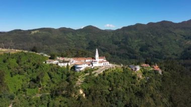 Kolombiya 'daki Montserrat Dağı' nın hava panoramik görüntüsü. Soldan sağa kamera hareketi.