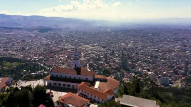 Montserrat Dağı 'ndan Bogota şehrinin güzel panoramik manzarasına kadar.