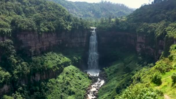 Kolombiya 'nın en görkemli şelalelerinden biri olan El Salto de Tequendama' nın hava manzarası kirlenmiş Bogota nehri tarafından besleniyor. — Stok video