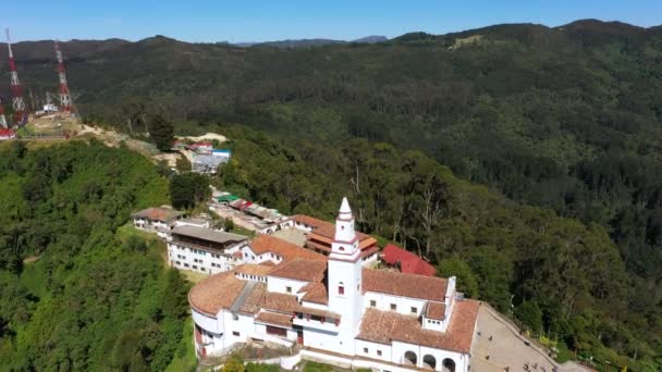 Vista panorâmica aérea da Montanha Montserrat na Colômbia. Movimento da câmara para a frente . — Vídeo de Stock
