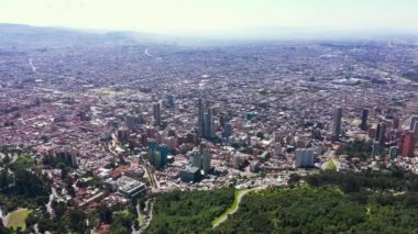 Monserrat dağından Bogota şehrinin havadan görünüşü.