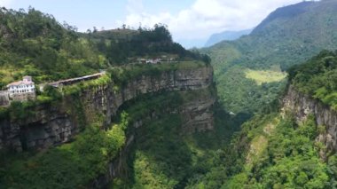 And Dağları 'ndaki Dağ Geçidi ve Yolu' nun havadan görünüşü