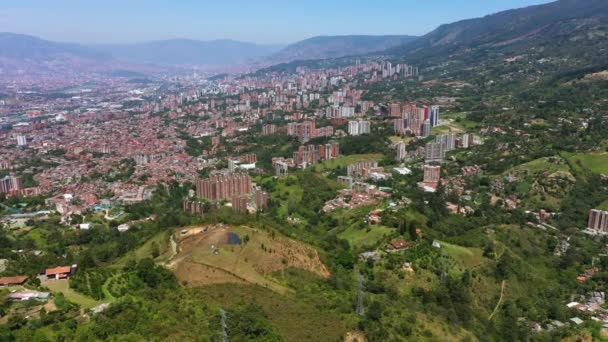 Панорамный вид с воздуха на город Медельин, Колумбия — стоковое видео