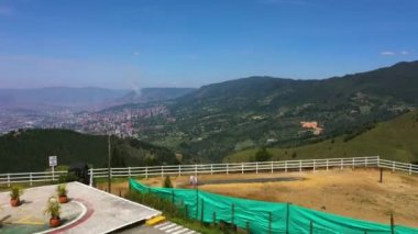 Kolombiya 'nın Lüks Hapishanesi' nin içinde Pablo Escobar 'ın Medellin' in şehir manzarası ile kendine yer edinmesine izin verildi.