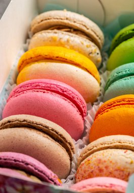 Farklı zevkleri olan çok renkli badem kurabiyeleri hediye kutusunda. Makro.