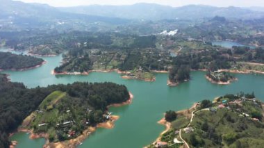 Guatape Kayası, Piedra Del Penol 'den Kolombiya' nın Medellin bölgesindeki Guatape Gölü 'nün hava panoramik manzarası..