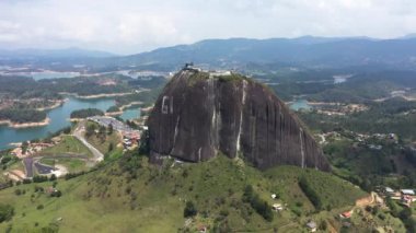 Guatape, Kolombiya Medellin 'deki büyük granit kayaların hava manzarası.