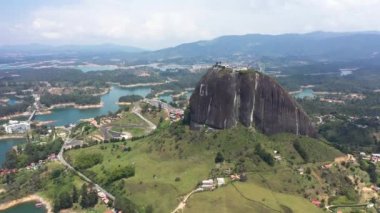 Guatape, Antioquia 'daki Piedra del Penolith' in hava manzaralı büyük siyah taşı. Kolombiya turistik bölgesi.