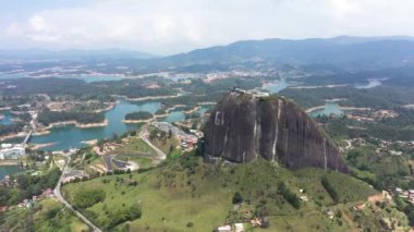 Guatape, Kolombiya 'daki Piedra del Penol kayasının hava görüntüsü..