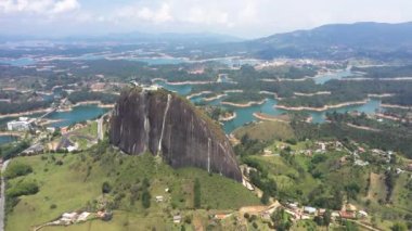 Guatape, Kolombiya 'daki Piedra del Penol kayasının hava görüntüsü..
