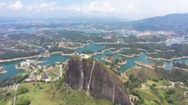 Guatape, Kolombiya 'daki Piedra del Penol kayasının hava görüntüsü..