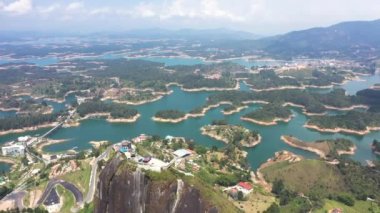 Guatape Havalimanı ve çevresindeki göl Medellin, Kolombiya yakınlarındaki Piedra Del Penol 'den.