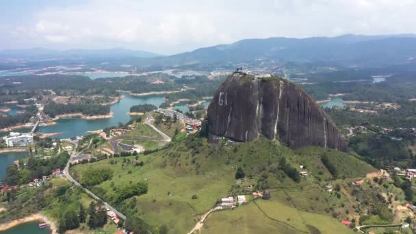 Légi felvétel Piedra del Penol monolit nagy fekete kő Guatape, Antioquia. Kolumbia turisztikai honlapja. — Stock videók