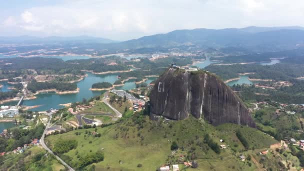 Veduta aerea della roccia Piedra del Penol a Guatape, Colombia . — Video Stock