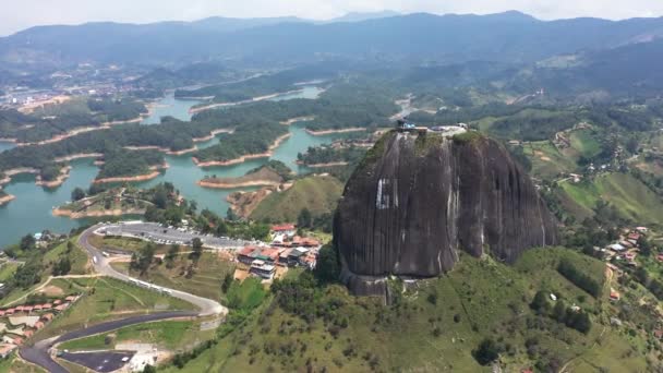 Widok z lotu ptaka na dużą granitową skałę w Gwatapie, Kolumbia Medellin — Wideo stockowe