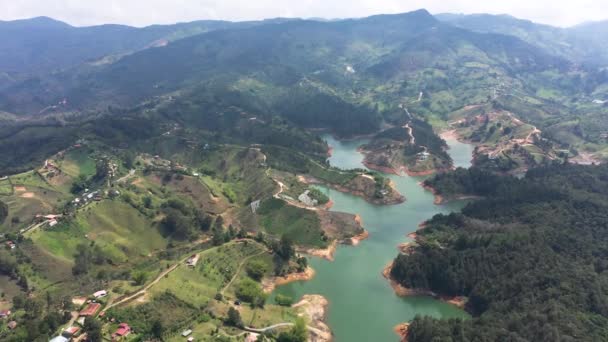 Aerial Panoramic view landscape of the lake of Guatape from Rock Piedra Del Penol, Kolumbia. — Stock videók