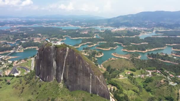 Вид с воздуха на большую гранитную скалу в Гуатапе, Колумбия Медельин — стоковое видео