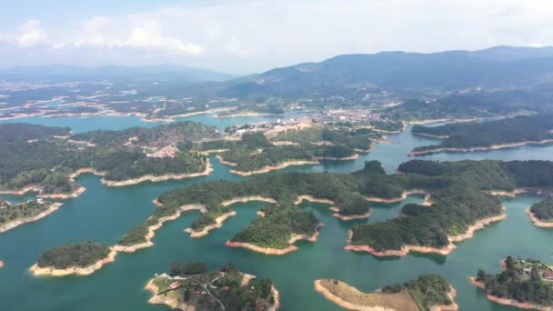 哥伦比亚Piedra Del Penol从Guatape岩石看Guatape湖的空中全景. — 图库视频影像