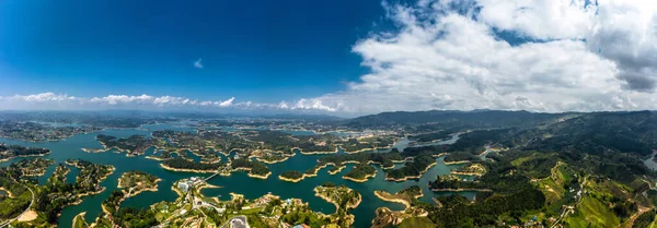 Vista panorâmica aérea paisagem do lago de Guatape de Rocha de Guatape, Piedra Del Penol, Colômbia . — Fotografia de Stock