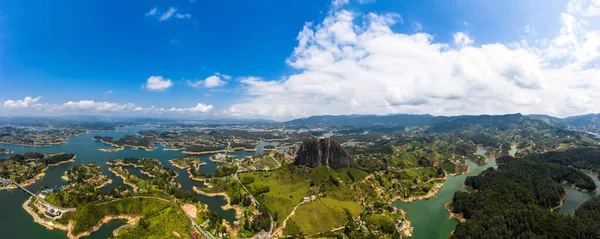 Guatape Kayası, Piedra Del Penol, Kolombiya 'nın Hava Panoramik Manzarası.