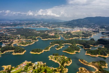 Guatape Kayası, Piedra Del Penol, Kolombiya 'dan Guatape Gölü manzarası.