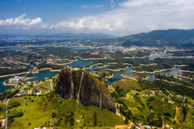 Guatape Kayası 'nın hava manzarası, Piedra Del Penol, Kolombiya.