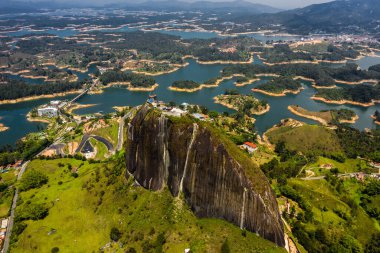 Guatape Kayası 'nın hava manzarası, Piedra Del Penol, Kolombiya.