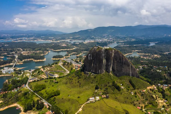 Guatape Kayası 'nın hava manzarası, Piedra Del Penol, Kolombiya.