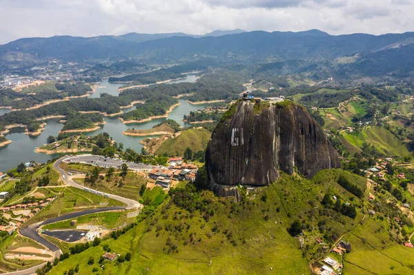 Guatape Kayası 'nın hava manzarası, Piedra Del Penol, Kolombiya.