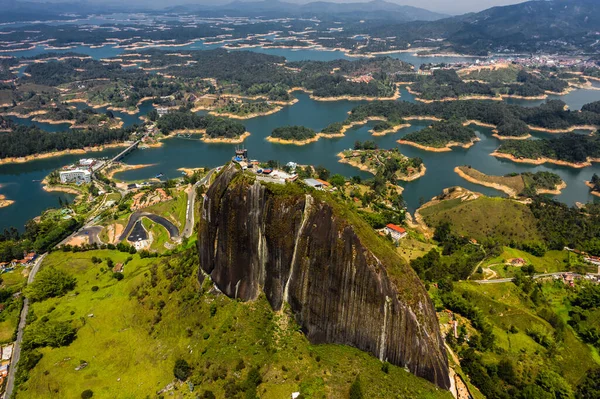 Guatape Kayası 'nın hava manzarası, Piedra Del Penol, Kolombiya.