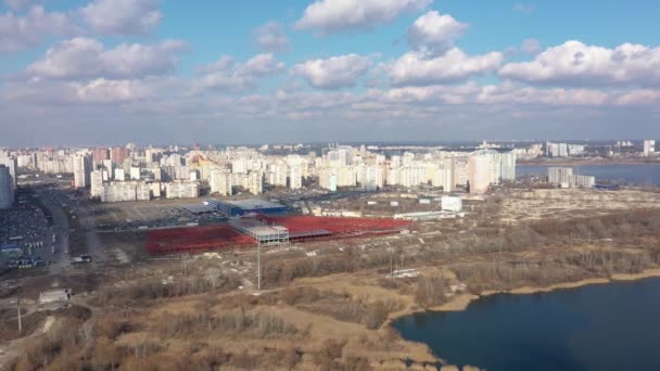 Vue Aérienne De La Rive Gauche De Kiev Dans Le Quartier De Poznyaki Près D'un Hypermarché De Construction Et D'épicerie — Video