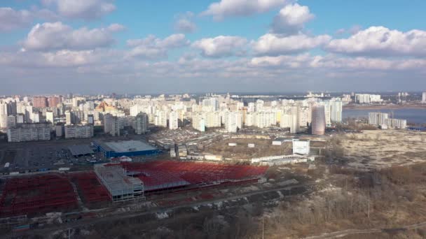 Vista aérea da margem esquerda do distrito de Kiev Poznyaki no início da primavera — Vídeo de Stock
