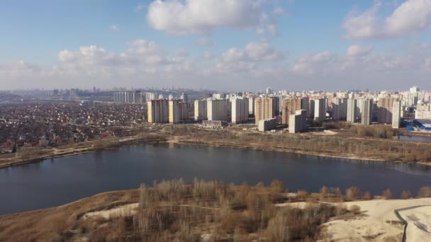 Luftaufnahme des linken Ufers des Kiewer Bezirks Poznyaki — Stockvideo