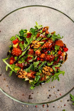 Arugula, domates, avokado soslu sebze salatası. Üst Manzara. Yakın plan..