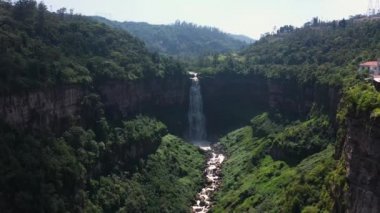 Kolombiya 'daki El Salto de Tequendama şelalesinin havadan görünüşü