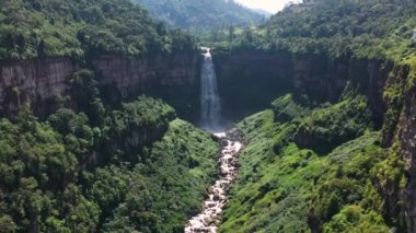 Kolombiya 'daki El Salto de Tequendama şelalesinin havadan görünüşü