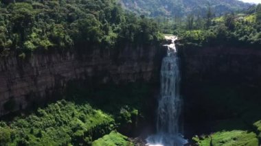 Kolombiya 'nın en görkemli şelalelerinden El Salto de Tequendama' nın hava manzarası.